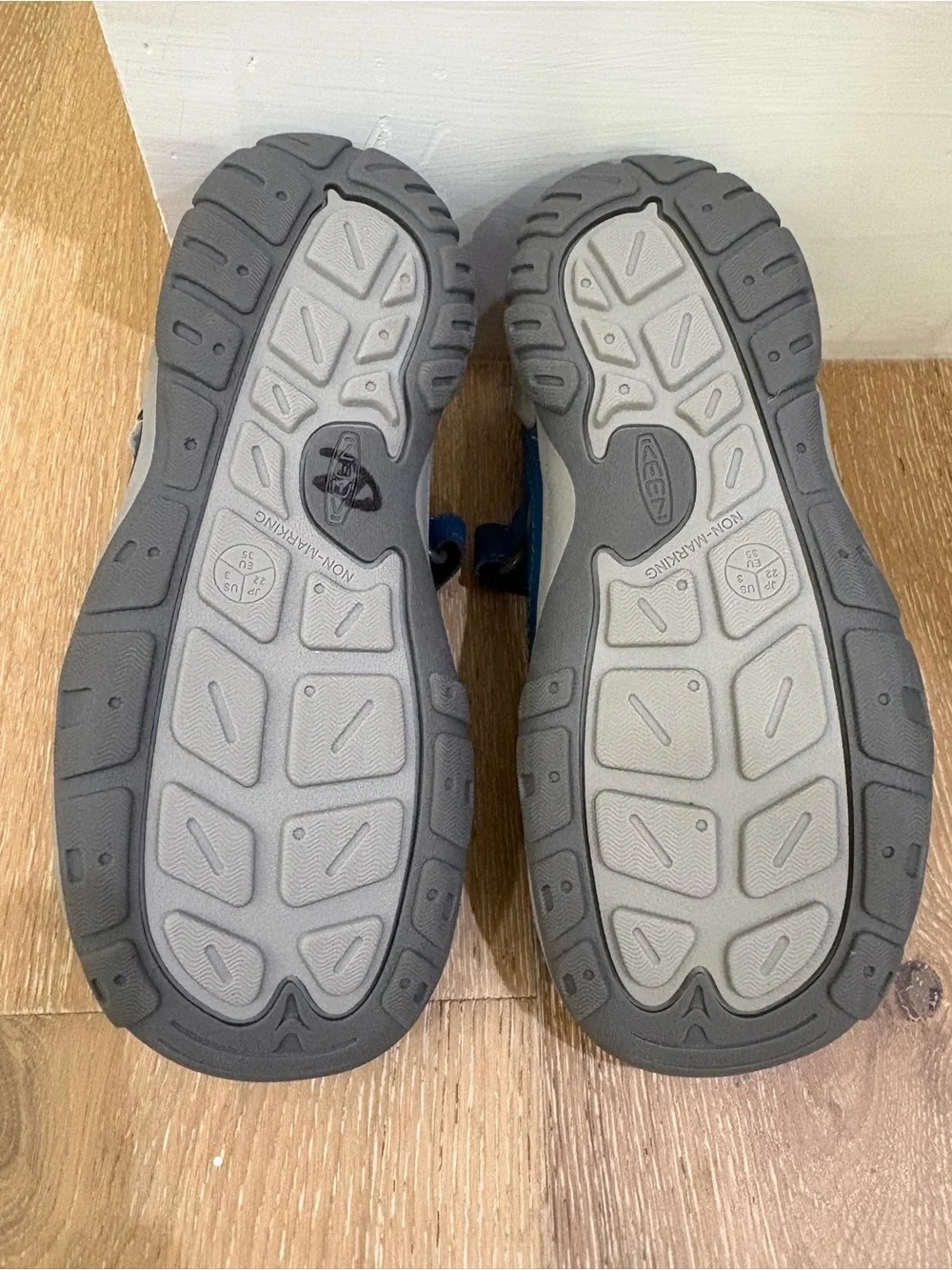 Keen Youth Knotch Hollow Sneakers Blue/Gray Round Toe Bungee Loop Size 3 NEW